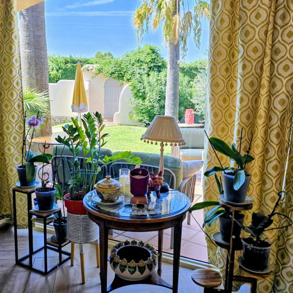 L'espace salon face au jardin,à quelques munites du village de St-Tropez