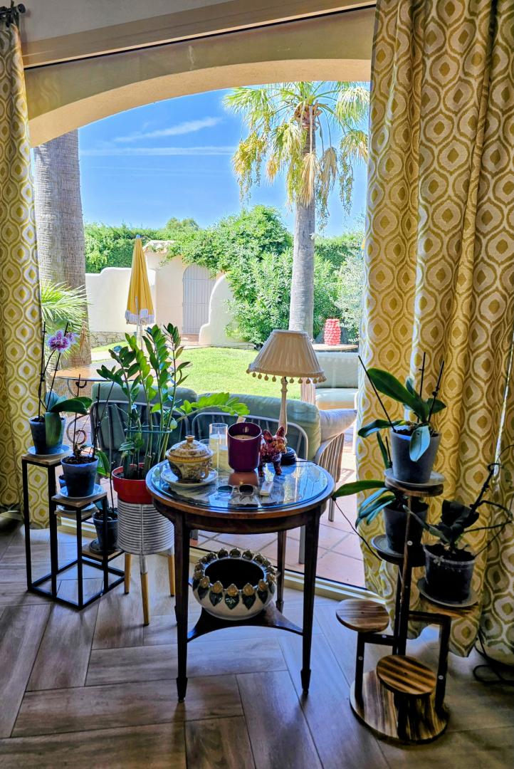 L'espace salon face au jardin,à quelques munites du village de St-Tropez