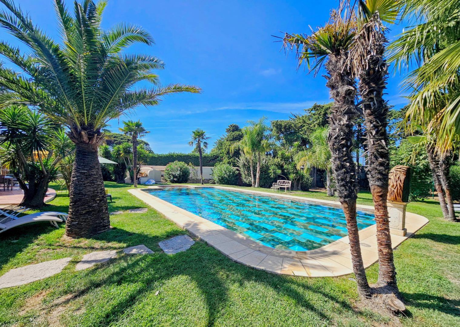 Profitez de notre magnifique piscine au coeur de Saint-Tropez