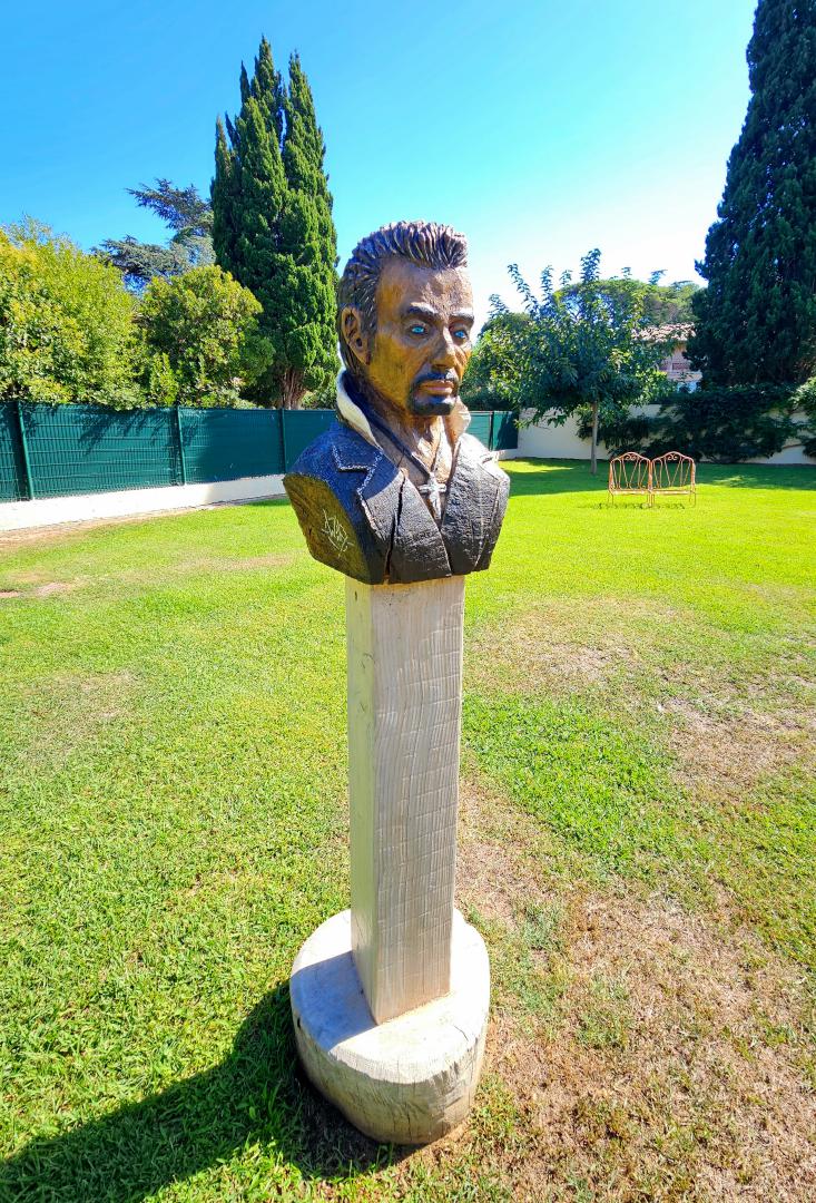 Johnny Haliday vous accueille dans la Villa Alizée à Saint-Tropez
