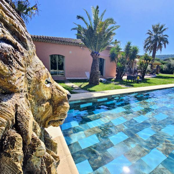 Vue sur le piscine et la maison de St-Tropez