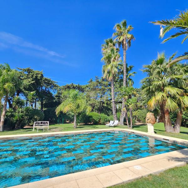 La fameuseuse piscine avec le lion qui veille sur votre baigande