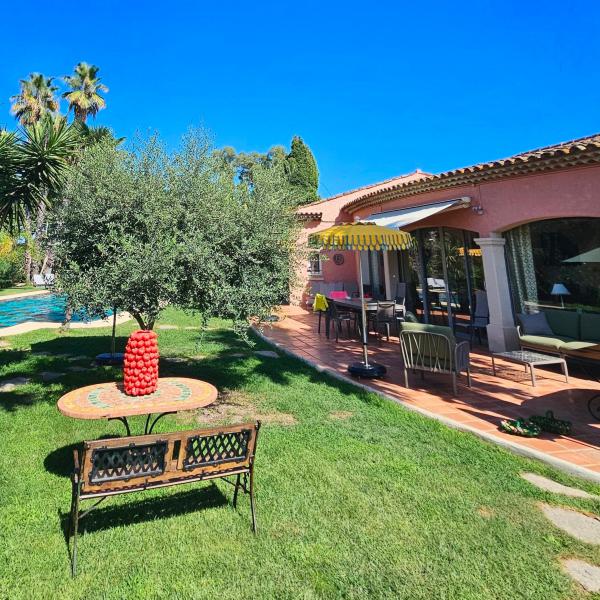 Le jardinvous accueille tout autour de la villa au coeur de Saint-Tropez