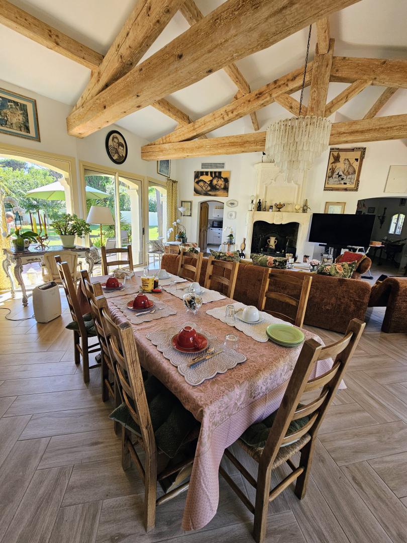 Vue du salon de la villa Alizée