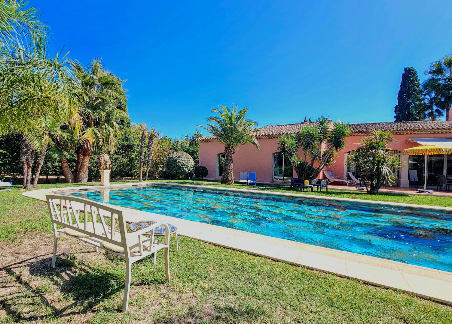 Moment de détente au bord de la piscine de la Villa Alizée à St-Tropez