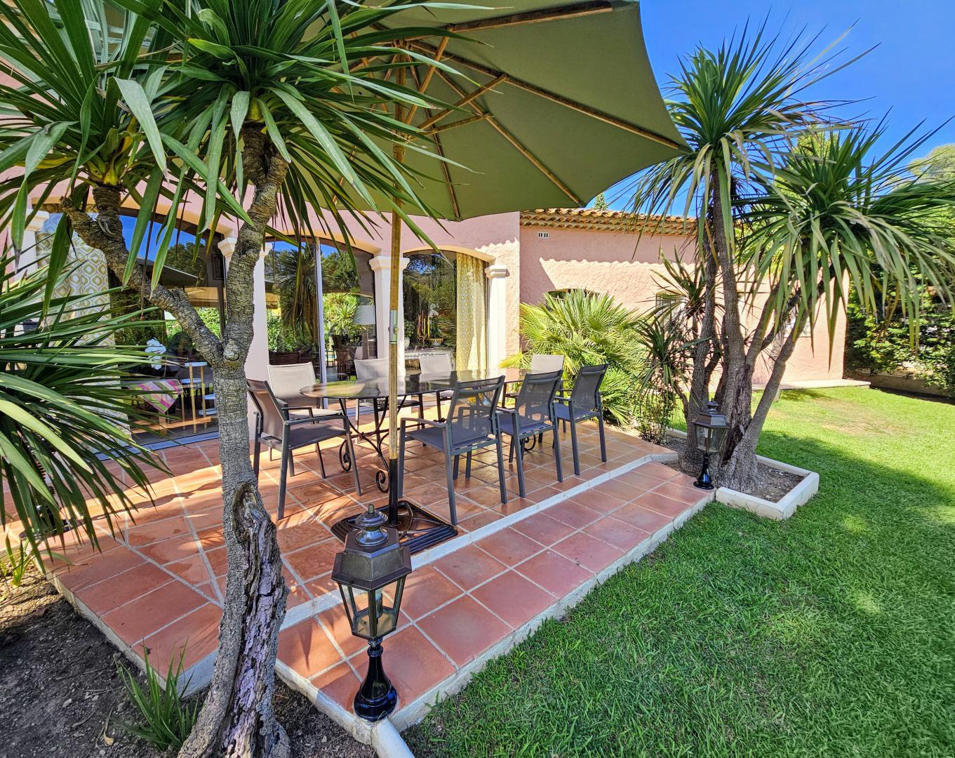 Jardin arrière de la Villa Alizée à Saint-Tropez